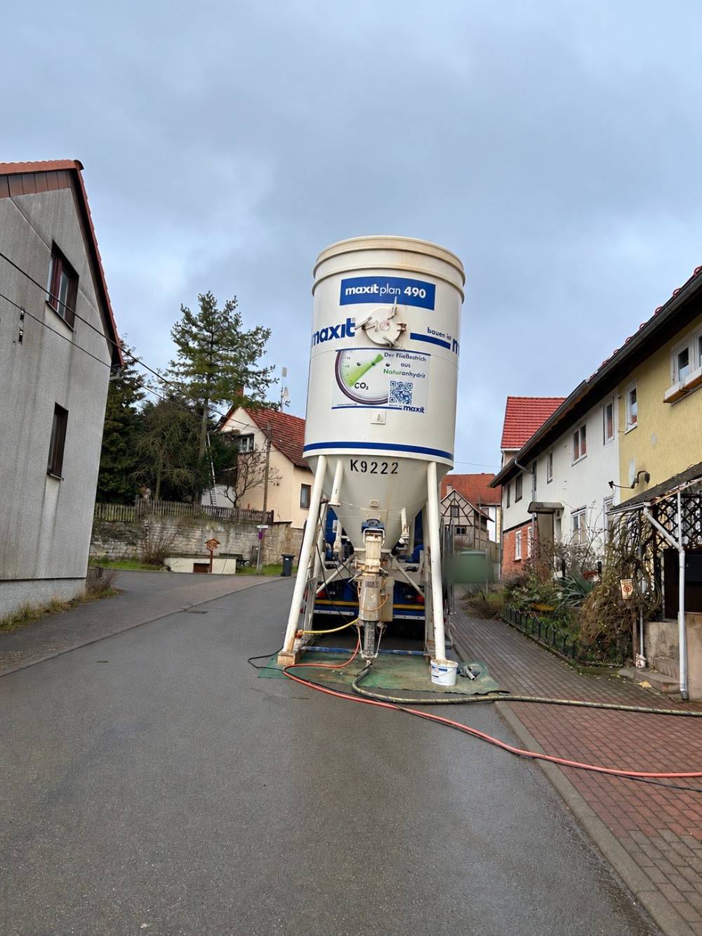 maxit-Silo mit Fließestrich vor einer Baustelle
