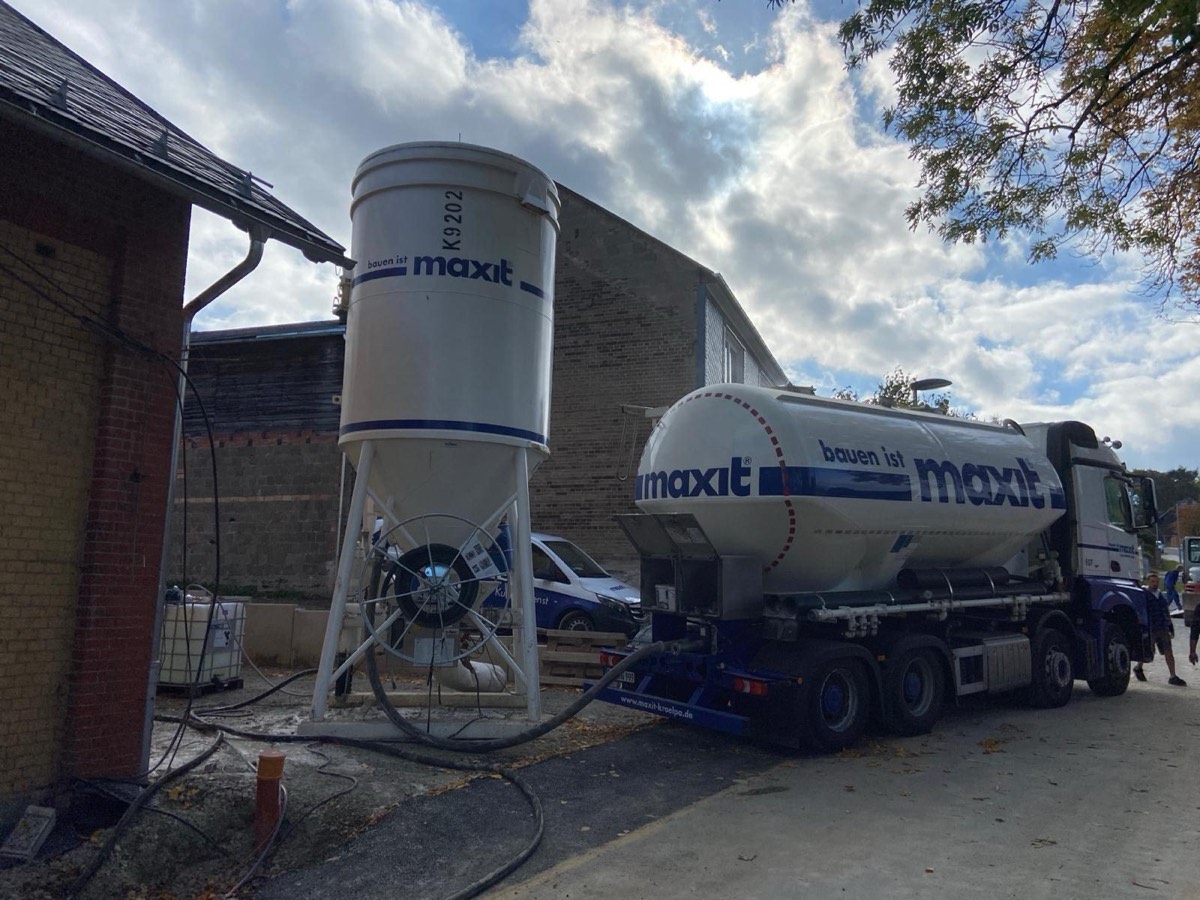 Silo und Silofahrzeug vor der Baustelle