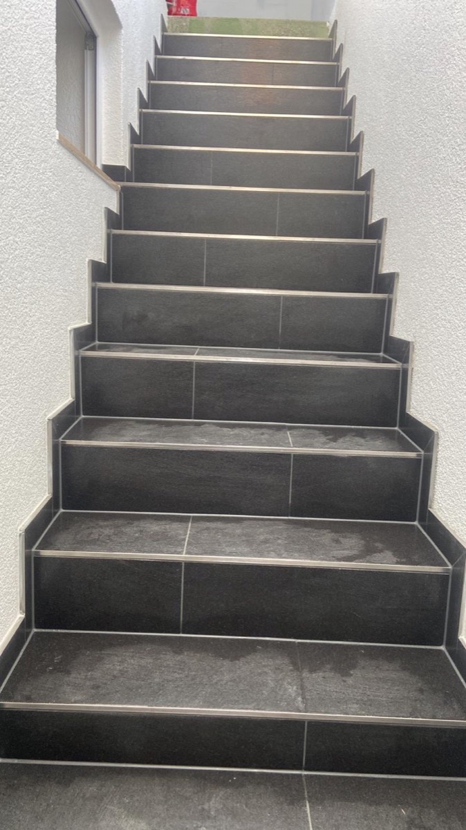 Geflieste Treppe mit Edelstahlkanten